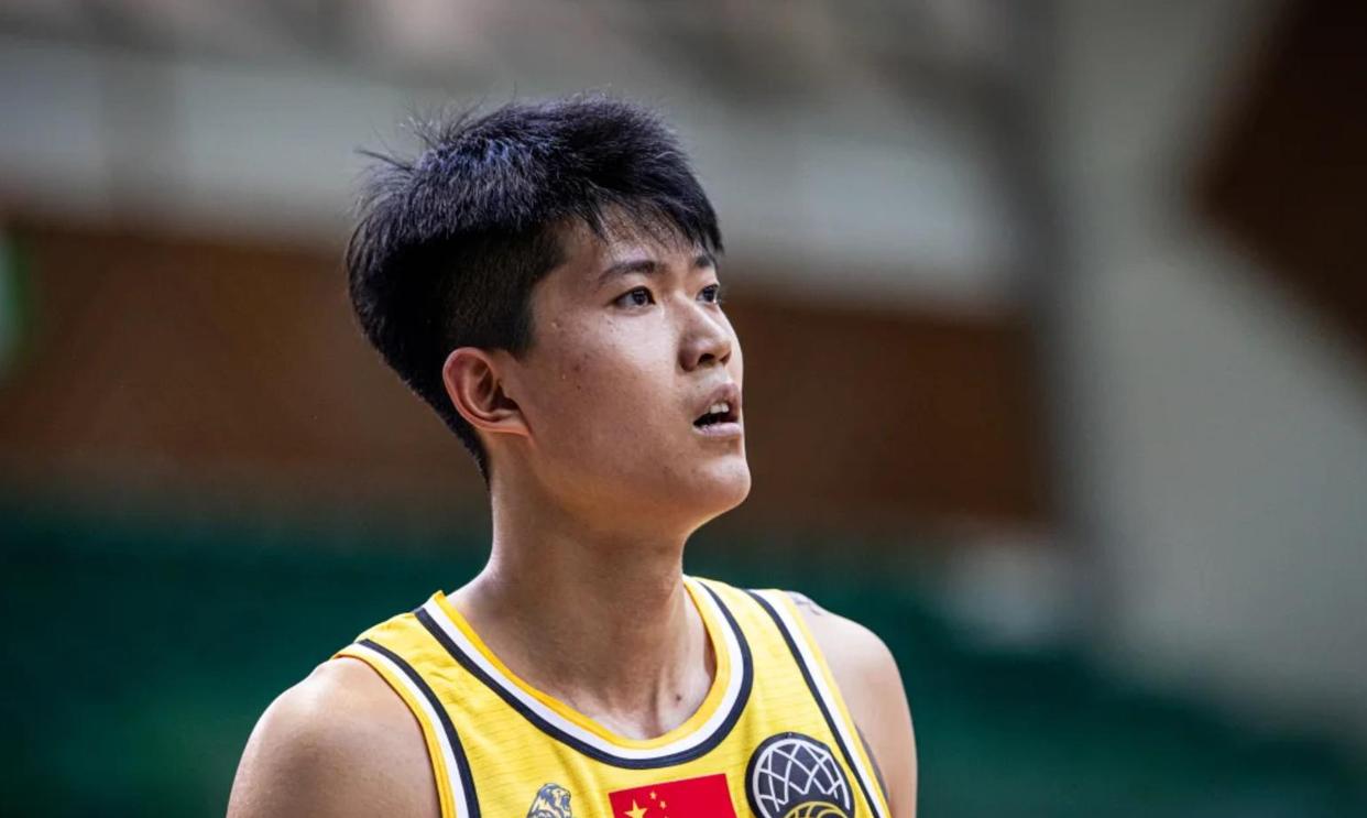 Kaiyun Sports-开云体育-门兴格拉德巴赫发布备战花絮，赛后临场应变，亚冠任务艰巨，身体对抗强度拉满(美因茨vs门兴格拉德巴赫)